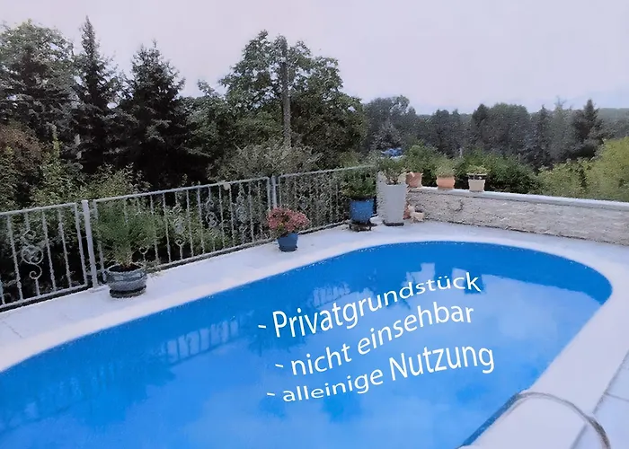 Idyllisches Ferienhaus mit Pool, Blick und großem Grundstück